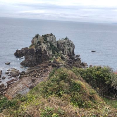 島や路地を中心に、島グルメ、島猫、神社、絶景も紹介。有人297島上陸。好きな島 青ヶ島、神津島、硫黄島、岩黒島、沖縄本島。行きたい島 厚岸小島、新城島、対馬、小値賀島。写真は薩摩硫黄島苔の道