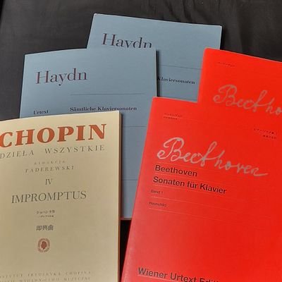 pink_no_piano's profile picture. 趣味で弾くピアノ🎹歴だけは長いけれども、音感ナシ上達ナシの、完全に下手の横好きなアラフィフです。細々と演奏動画を(基本的には個人の記録として)アップしていますので、よかったらyoutubeも訪れてみてくださいね。