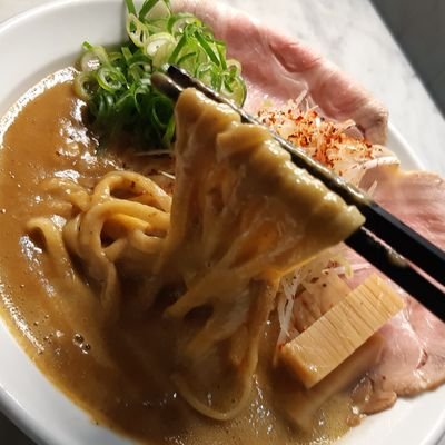 とことん鶏をコトコト煮込んだトロトロのスープに平打ちの麺をあわせた濃厚ラーメンのお店です🐔