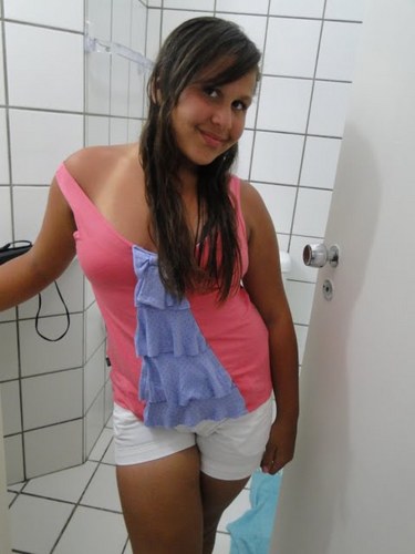Sou α gαrotiinhα imperfeitα, αqueela queê chorα de dor, αqueêlα queê ja sofreu poor αmor, αqueelα que sαbe se αrrepender ♥