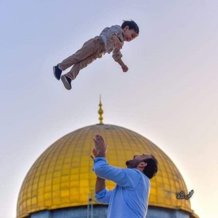 ضع في يدي القيد
ألهب أضلعي بالسوط
ضع عنقي على السكين
لن تستطيع حصار فكري ساعة
أو نزع إيماني ونور يقيني
فإن النور في قلبي
وقلبي بيد ربي وهو ناصري ومعيني