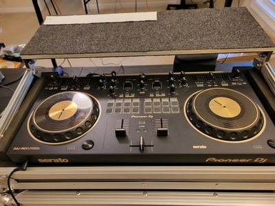 I'm a DJ who plays classic funk, Disco, House, Bmore, R&B, Hip-Hop from 70's, 80's and 90's.