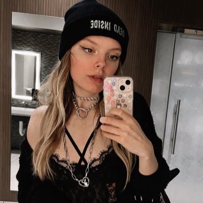 ENFP | 2w1 | Gemini
🖤Self-sabotaging artist
🖤Music Journalist
☕️Barista
🌱🦄🎶📚✍🏼✨🎬