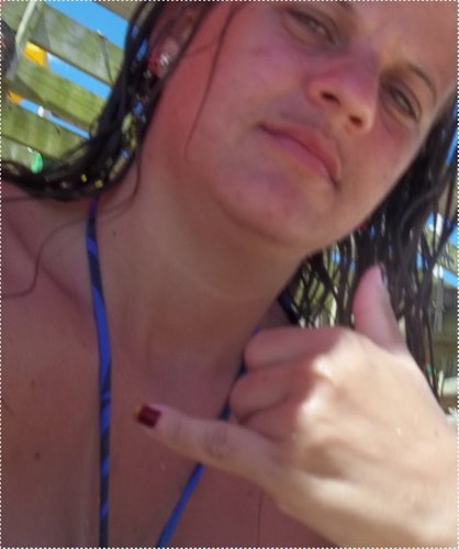 sou uma pessoa amiga,mais até certo ponto. Sou carinhosa,mais depende de vc! Sou inteligente,mais quando quero me faço de burra. Bom sou muito mais .. DESCUBRA