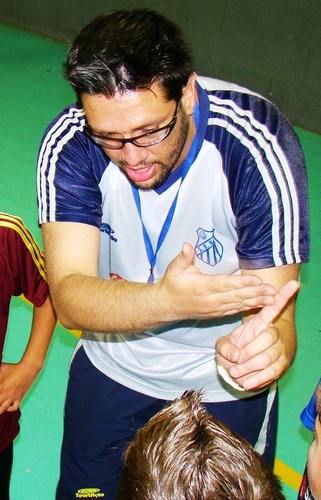 Professor de Ed Física mas q as vezes arrisca escrever em blogs e sites e tbm ser técnico de futsal e acima de tudo um sonhador a procura da felicidade ...