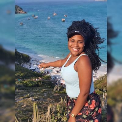 Ela é de fase, toda bipolar rs.cheia de marra, durona por fora mas tem o coração mt mole por dentro.toda extressada mas e toda apaixonadinha ♥♥♥