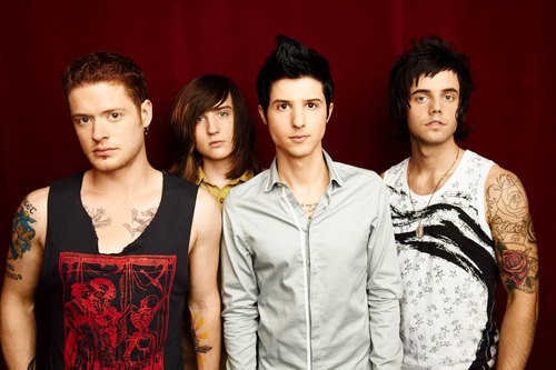 i love to talk and i love hot chelle rae a looooootttt :))))