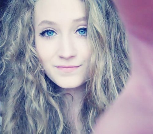 Hey :)! I am a singer from the UK, I’m here to help make the social web sexy!