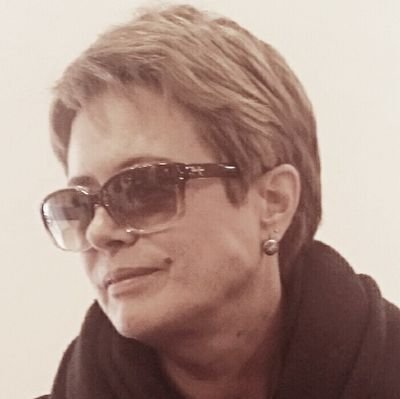 Живу просто так, другим не мешаю и радуюсь, что живу)