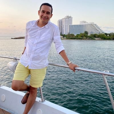 Cartagenero. Creyente en Dios. Abogado, Mg. en Dirección de la Gestión Pública. Consultor en proyectos sociales y asuntos de gobierno.