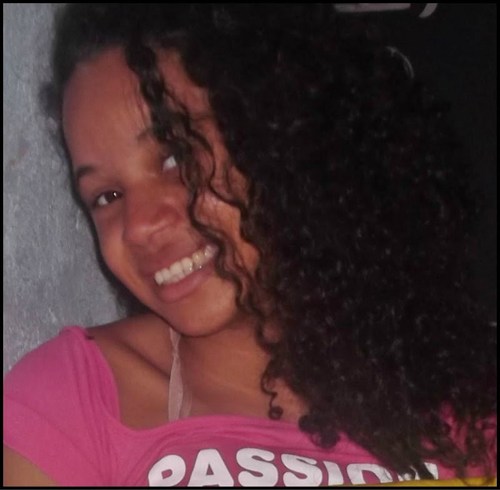 Simples,humilde,pequena,comunicativa (depende),gosto de ler,escrever,birncar,ser amiga,companheira,sincera,amo viver a vida..!