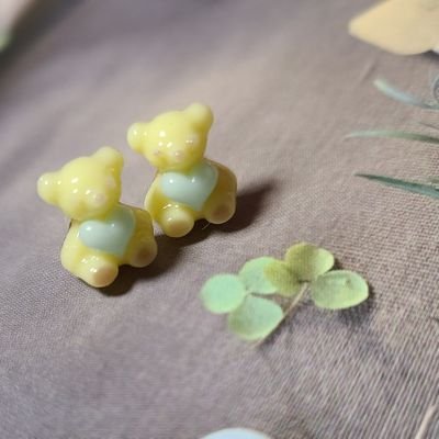 小さいもの、きらきらしてるもの、ときめくものが好きです。レジンでピアスを作っていたり、他にも作れるものがあれば作ります。