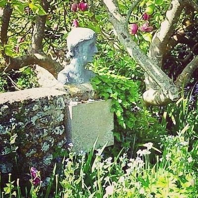 M.Teach Art & Lit. Curious about relationships and ideas shared between (early/pre) Modern artists and writers, especially of and by women.