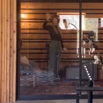 aPolaroidOfUs's profile picture. You drew stars around my scars, but now I'm bleedin'| Multistan