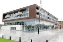 De Magneet een multi functioneel centrum in Krakeel Hoogeveen, met mogelijkheden om o.a.te vergaderen, feesten, sporten, informeer naar de mogelijkheden