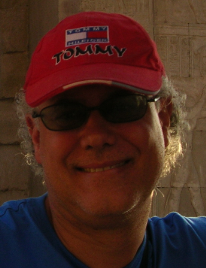 Tengo 52 años, soy Licenciado en Derecho, trabajo en una multinacional de las Telecomunicaciones y  dirijo una Organización Sindical Estatal. Soy autodidacta