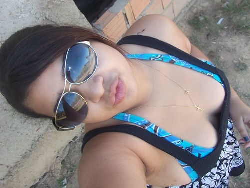As críticas não me abalam, os elogios não me iludem, sou o que sou e não o que dizem! Vivo o presente, temo o futuro e foda-se o passado
