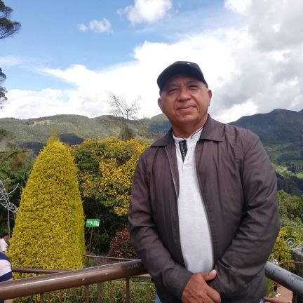 ABOGADO , DOCTOR EN DERECHO .
PROFESOR UNIVERSITARIO.
AMANTE DE LA LIBERTAD .
DEFENSOR DE LA DEMOCRACIA .