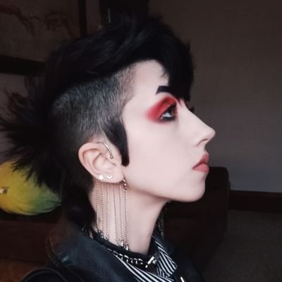 roxyquartz's profile picture. poet and part-time celestial being