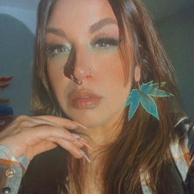 Professional Makeup Artist-              Multi-passionate Artist 🎨✨