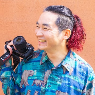 おしゃべりな動画クリエイター / 4人の子どもと1人の妻とワイワイ生活 / 2024年8月にショート動画の本が出たよ / 企業研修(スマホで作る動画 & SNS)の講師 / 実践女子大学 非常勤講師 / 元メルカリの社員クリエイター / 株式会社ドウガク 代表 /