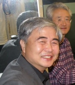 수맥닥터 홈페이지를 통하여 국내 초 유일의 신소재 특허물질로 제조한 수맥 파 흡수 중화 차단제를 홍보 보급(도,소매)하고 있으며 수맥, 기맥풍수,생활풍수,대체의학의 홍보와 상담,탐사등을 병행하지요. 홈페이지를 통하여 온라인 무료 수맥탐사 서비스를 활용 가능합니다.