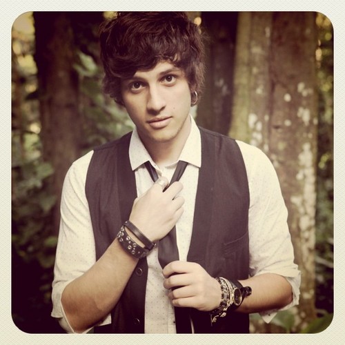 Um Pouco De Chay Suede :Um Garoto Lindo q Encanta Qualquer Um..Chay Fique Sabendo q Iremos te acompanhar Até o Fim..Te AmOO!!      Twitter Criado: 30/Julho/11