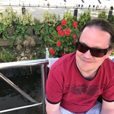 TimonenPade's profile picture. Armeijan käynyt pasifisti basisti
