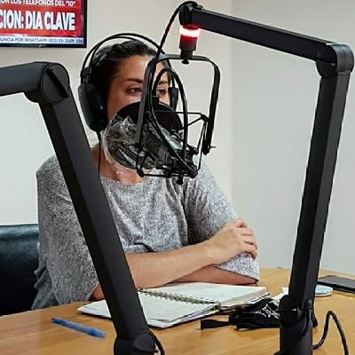 Periodista acreditada en el Congreso. Escribo en @Cronistacom, hablo en #BTCHINA  (@radioconvos899) y en  @DePuntinAm590. Cipoleña.
La política es teatro 🎭.