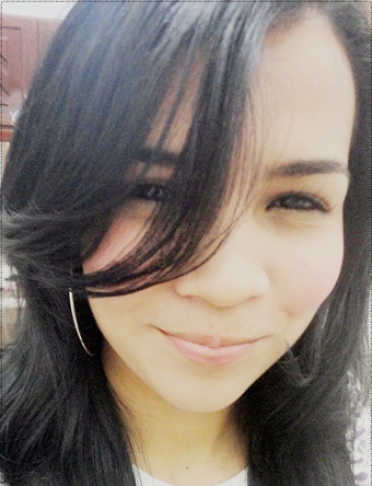 ' Ela tem um charme qe não dá pra resistiir ♪';*O que ela aguenta sorrindo, você não aguenta nem gritando..