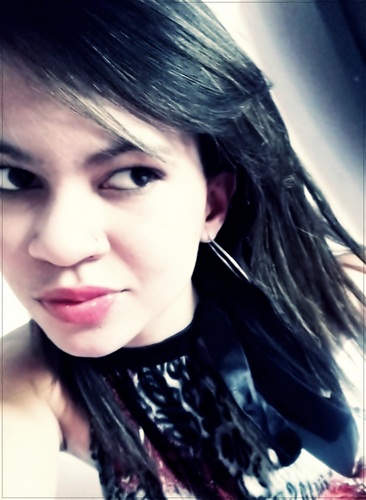umα gαrotiinhα q vê o mundo cor de rosα , e nαo deishα de ser sonhαdorα , e emborα vivα α vidα , preferiα estαr num conto de fαdαs.