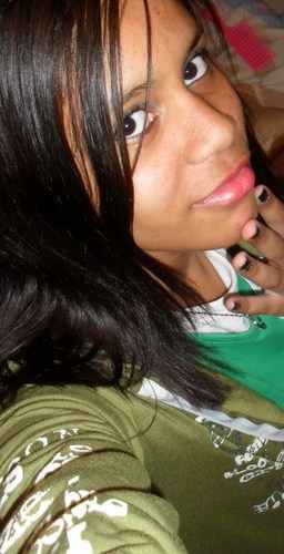 Sou Simplismente á dá Foto* α baixinha, dos cabelos pretos, da pele morena e dos olhos negros .- aquela que se contenta com um simples abraço