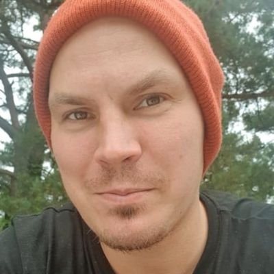 Syntynyt puhumaan.
Opetellut kirjoittaan.