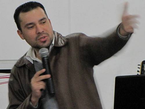 Professor na PUC/PR.
Pastor batista.
Doutorando em teologia.
Casado com Talita e pai do Felipe e do Heitor.