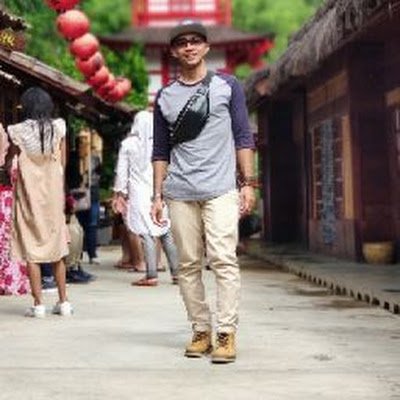 hotelier | father | thinker | biker | football lover | dreamer | watch seller | camper lover | climber | trail runner
