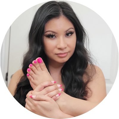 Latina Foot Queen here for you to enjoy my feet + more 😘 size 6.5/7 - Check out website for my feet videos  😍👣⬇️➡️ https://t.co/XVko7RsZAa