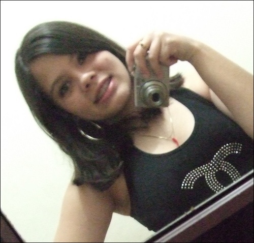 O tempo passa, eu apenas tento manter minha cabeça erguida. As pessoas tentam negar, classificar ou apenas esconder os sentimentos e o que há por dentro.