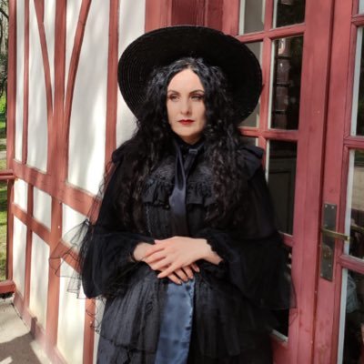 Lolita, goth & alternative fashion. Nuestra existencia no es más que un cortocircuito de luz entre 2 eternidades de oscuridad /TikTok 60k @merkades