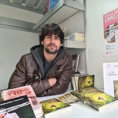 Autor de #LaCompañíadeFuegoyClamor
Escritor y periodista en @idealista