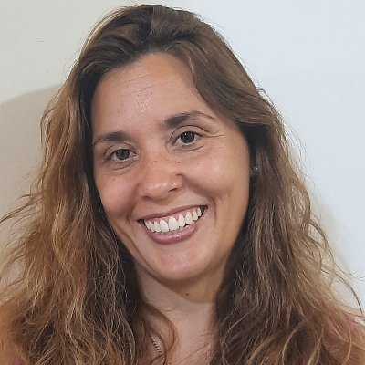Amo traducir, viajar, estar con mi familia y amigos y divertirme mucho.