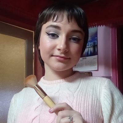 I love makeup and puppies  I'm obsessed with makeup
I want to become a makeup artist makeup is my art 
I am Romanian the community will be called Izabeluți