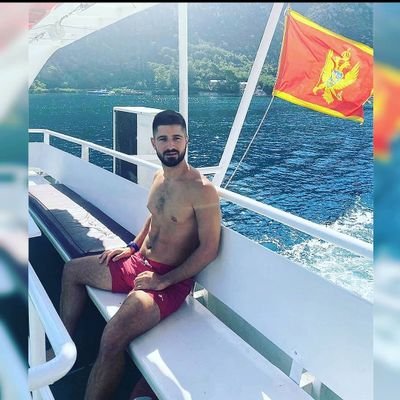Poznati podgorički zlatar💍
Mozak DPS-a🇲🇪
Nedovršeni politikolog🙈
Stari varvar⚽️
Oženjen čovjek👩❤️👨
Demirov i Sarin tata👦👶
Lenoks 🐕Deneris🐕Mrkica🐈