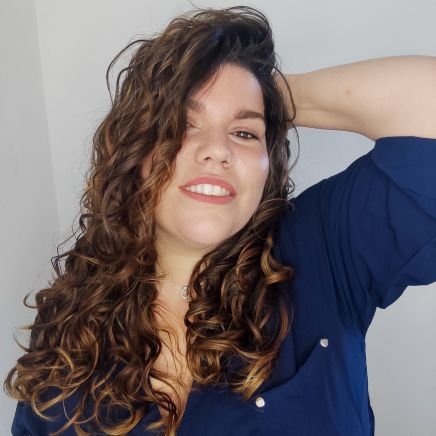 En las nubes porque el suelo está lleno de gilipollas. A veces escribo cosas incómodas en mi Instagram. No soy curvy, soy gorda.