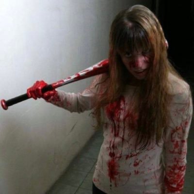 Ni puta idea de nada pero, si es creepy, es para mí. Reina Zombi. Tramo cosas en @El_Descampao. Te saco los ojos. #ZonaZheroForever