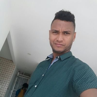 Estudiante de APT (ESAP) 
lider social comunitario, humano, futbolista d corazon, Musica, política, noticias relevantes criticón de lo malo, y amante d lo bueno