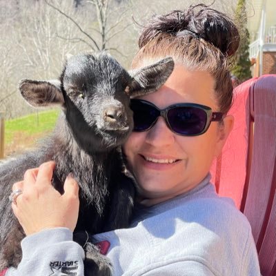 Momma of kids, bulldogs, goats & donkeys! Love to create tasty cookies!