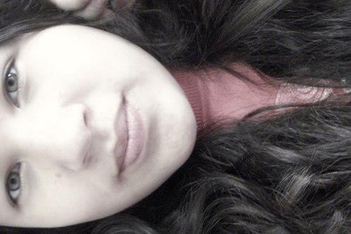 “Sou abraços, sorrisos, ânimo, bom humor, sarcasmo, preguiça e sono. Música alta e silêncio.”
Clarice Lispector