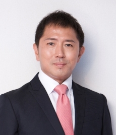 海老名市在住。日大農獣医学部水産学科中退後、保険業界の研修生になる。24歳で保険代理店を設立。海老名JCに17年在籍。 H23年11月の海老名市議会議員選挙に出馬し11年間の議員活動でピリオドを打つ。