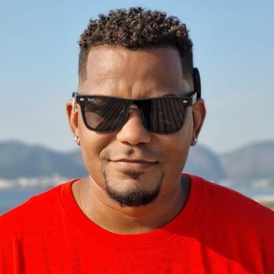 Sou Jhonny Souza, o Surdinho.
Recém bi-implantado (Implante Coclear), cego de um olho, não tenho borogodó, mas sei dançar.