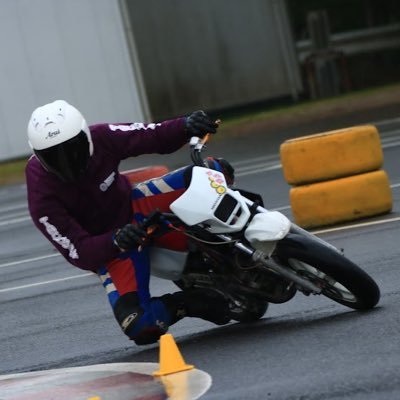 関西パイロン練習会の代表をしておりますハエです。Motoジムカーナが主な趣味で週末は練習会で汗を流しています。 名前の由来は「ハエが止まる程遅い」とお慕いするツーリング仲間に言われた事です。　無言フォローをご容赦下さい🙇‍♂️